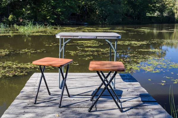 湖と木製の桟橋に バースを持つテーブル — ストック写真
