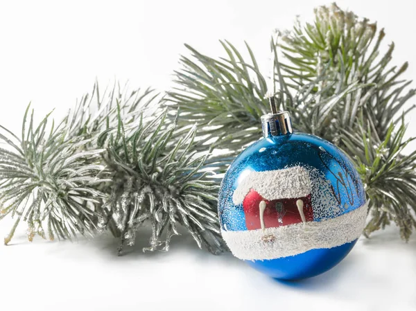 白い背景の上のクリスマス ガラスおもちゃと松支店 — ストック写真