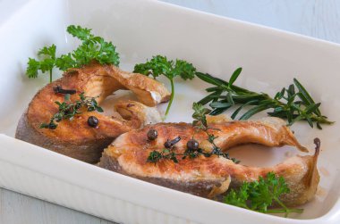 Izgara alabalık biftek pişirme çanağı baharatlar ile