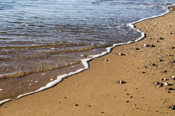 Kiezels Zand Kustlijn Met Golf — Stockfoto