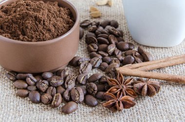 kahve çekirdekleri ve kahve telvesi kase Sim Tarih