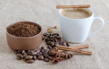 Kahve Kupası, kavrulmuş kahve çekirdekleri ve kahve telvesi ile baharat Sim Tarih