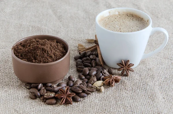 杯子里的咖啡 烤咖啡豆和麻布上的咖啡渣 — 图库照片