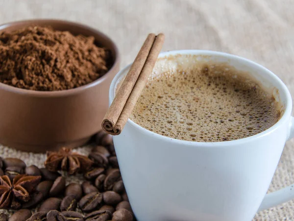 Kaffee Tasse Geröstete Kaffeebohnen Und Kaffeesatz Mit Gewürz Auf Sacktuch — Stockfoto