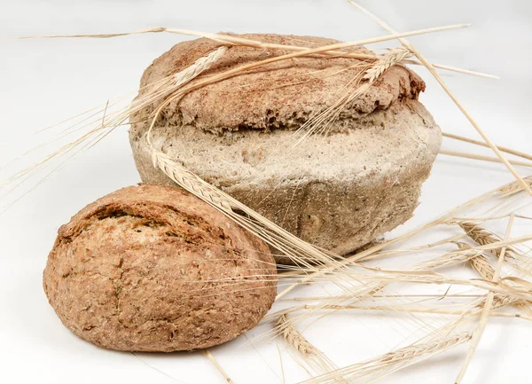 Laibe Selbstgebackenes Brot Mit Ohren Auf Weißem Hintergrund — Stockfoto