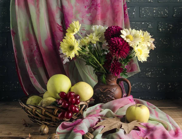 Nature Morte Bouquet Chrysanthème Avec Des Pommes Dans Panier Sur — Photo