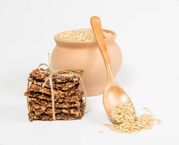 Galletas Caseras Con Semillas Maceta Cerámica Sobre Fondo Blanco — Foto de Stock