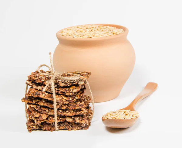 Galletas Caseras Con Semillas Maceta Cerámica Sobre Fondo Blanco — Foto de Stock