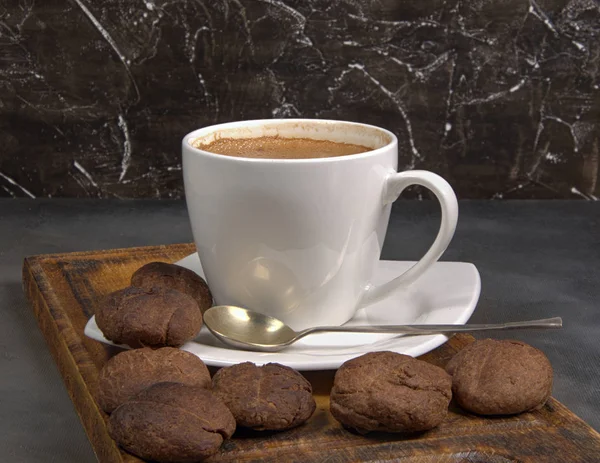 Caffè Con Biscotti Vecchio Tagliere Buio — Foto Stock