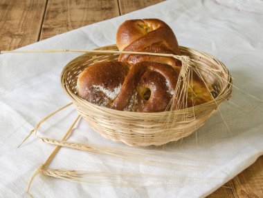 Hasır sepet ve eski ahşap masa üzerinde sivri taze buns
