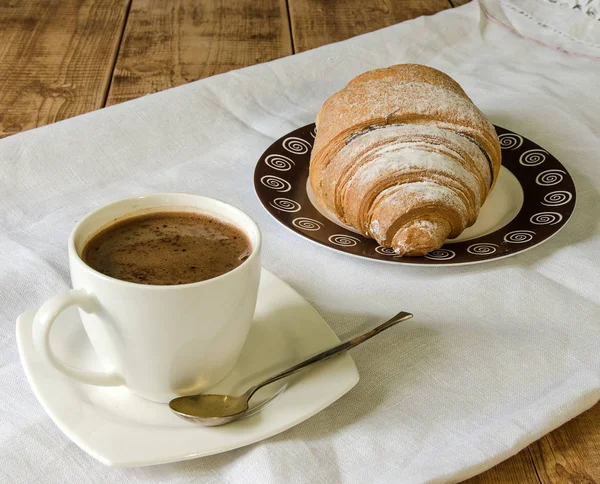 Croissant Fresco Piatto Caffè Vecchio Tavolo Legno — Foto Stock