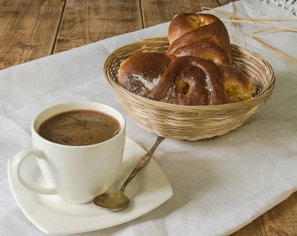 Färsk Bulle Flätad Korg Och Kaffe Gamla Träbord — Stockfoto