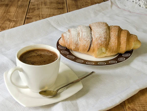 Čerstvý Croissant Desku Kávu Starý Dřevěný Stůl — Stock fotografie