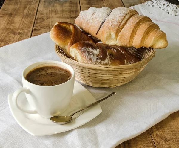 Croissant Fresco Con Panino Nel Cestino Vimini Caffè Sul Vecchio — Foto Stock
