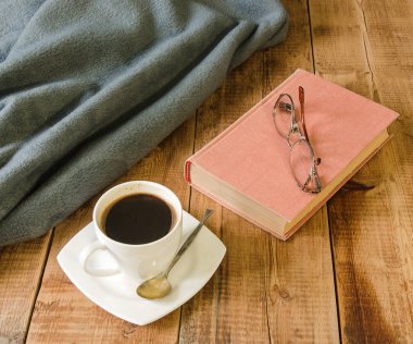 kahve ve gözlük ve ekose kitapla ahşap tablo