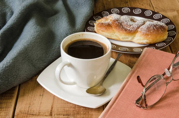 Caffè Con Panino Sul Piatto Libro Con Bicchieri Plaid Sul — Foto Stock