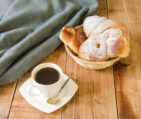 Caffè Con Panino Cesto Vimini Plaid Tavolo Legno — Foto Stock