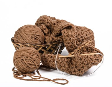 iplik ve örme kumaş beyaz zemin üzerinde bir hasır sepet