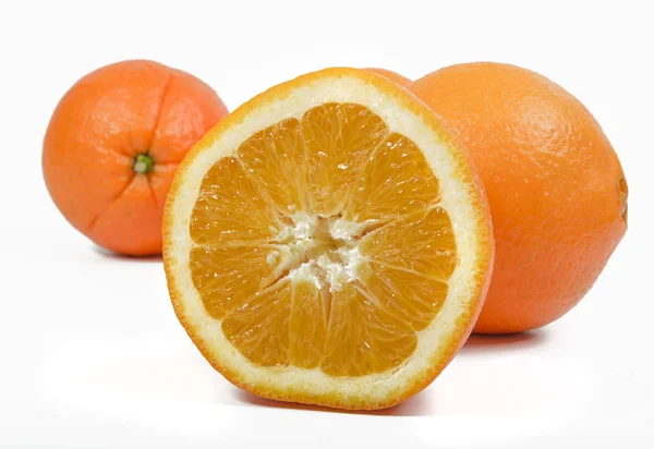 Narancssárga Felével Fehér Háttér — Stock Fotó