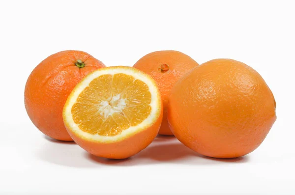 Orange Mit Der Hälfte Auf Weißem Hintergrund — Stockfoto