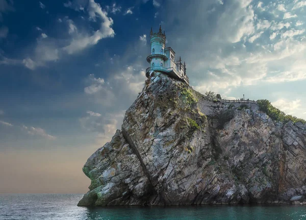 Vecchio Castello Sulla Roccia Sopra Mare — Foto Stock