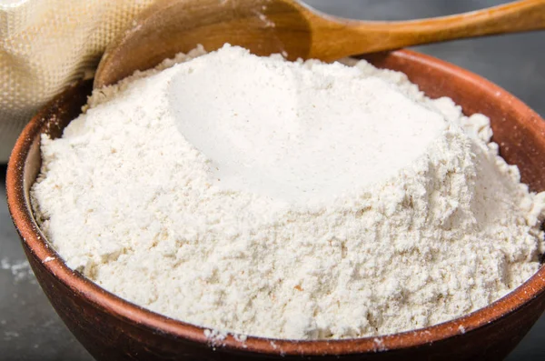 セラミックボウルとスプーンのシリアル小麦粉 — ストック写真