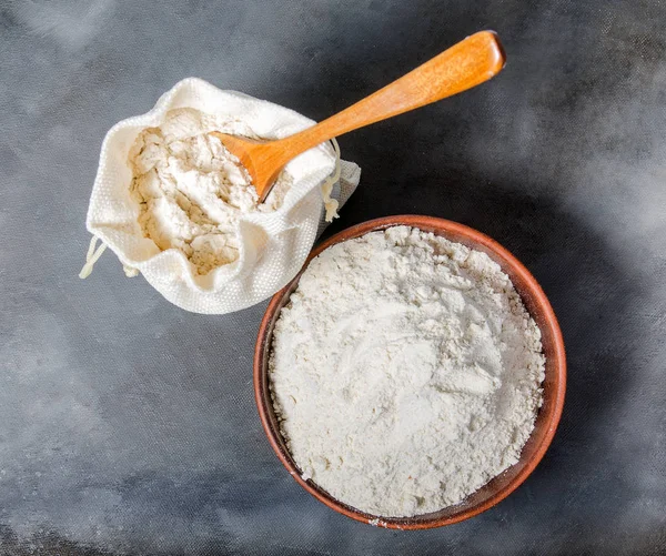 Farinha Cereais Tigela Cerâmica Saco Com Colher Fundo Escuro — Fotografia de Stock