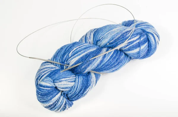 蓝色纱线和金属针织在白色背景 — 图库照片