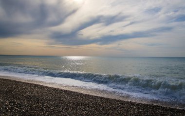 deniz ve gün batımında fırtınalı gökyüzü