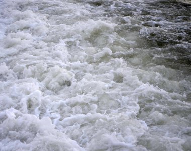 Dalgalar deniz kıyısında beyaz sprey 