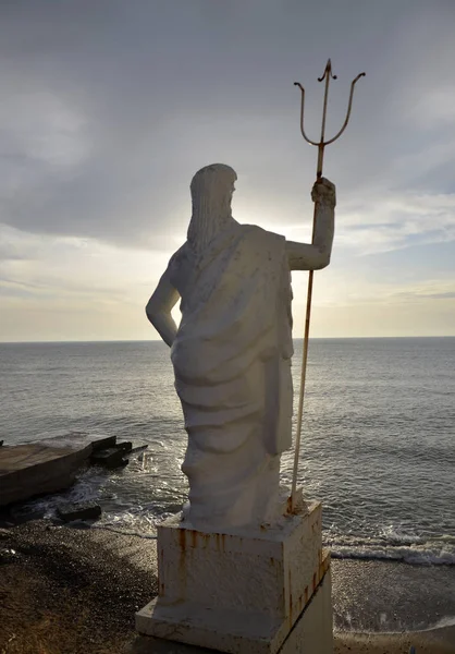 Estátua Netuno Coberto Com Tinta Branca Descascando Contra Mar Azul — Fotografia de Stock