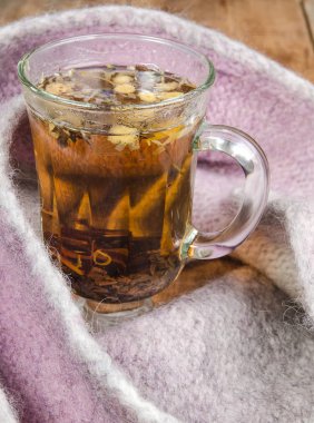 Tuhafiye eşarp ve ahşap masa üzerinde sıcak çay