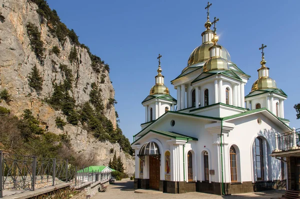 Temple orthodoxe et ciel — Photo