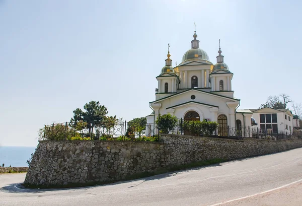 Templo ortodoxo e céu — Fotografia de Stock