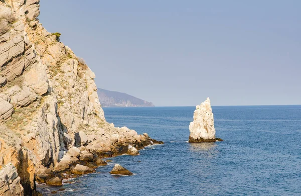 Kayalar ve deniz — Stok fotoğraf