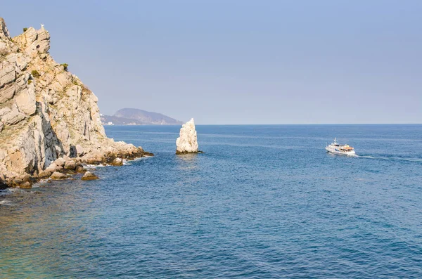 Kayalar ve deniz — Stok fotoğraf