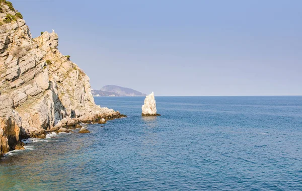 Kayalar ve deniz — Stok fotoğraf