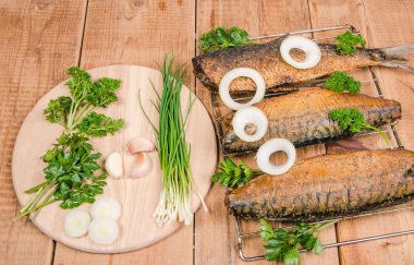 yeşillikleri ile füme balık