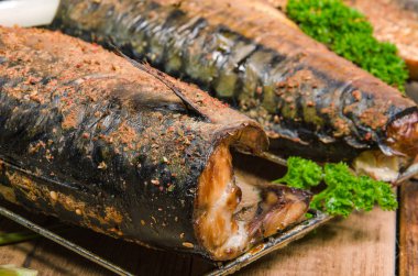 yeşillikleri ile füme balık 