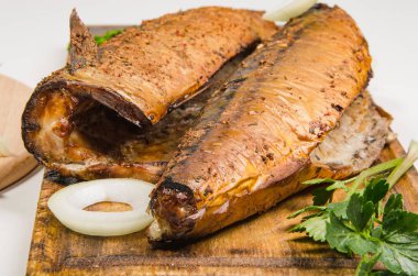 yeşillikleri ile füme balık