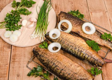 yeşillikleri ile füme balık