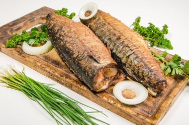 yeşillikleri ile füme balık