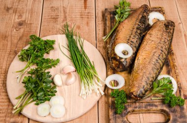 yeşillikleri ile füme balık