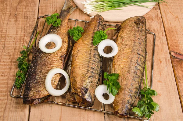 yeşillikleri ile füme balık