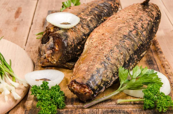 Smoked fish with greens — Stock Photo, Image