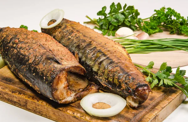 Smoked fish with greens — Stock Photo, Image