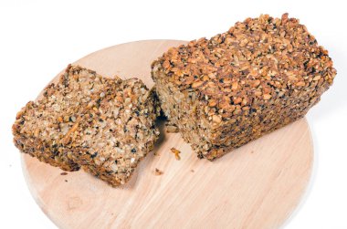 kesme tahtası üzerinde tahıl ekmek