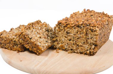 kesme tahtası üzerinde tahıl ekmek