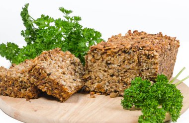 kesme tahtası üzerinde tahıl ekmek