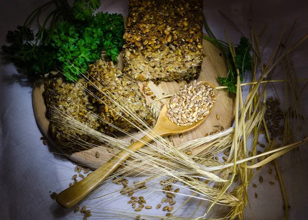 Graan brood op snijplank — Stockfoto